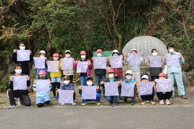 布を広げて記念写真