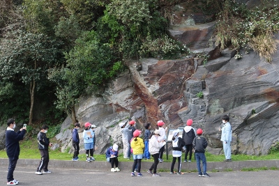 金溶岩を観察する様子