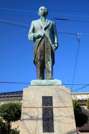 藤本熊雄村長銅像
