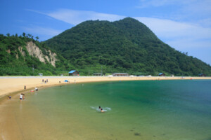 姫島海水浴場と矢筈岳