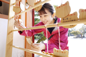 大帯八幡社の絵馬を吊るしている様子
